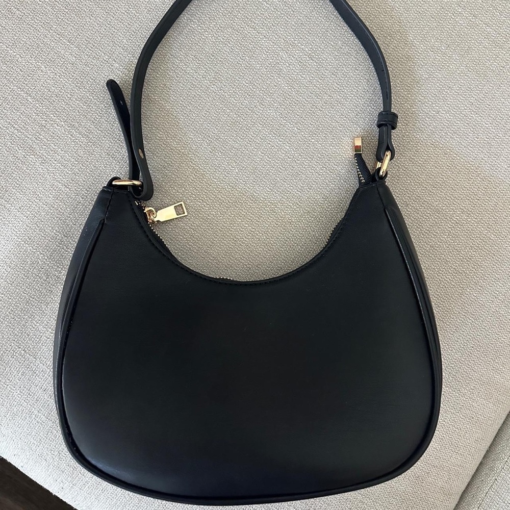 Elegant Black Leather Shoulder Bag